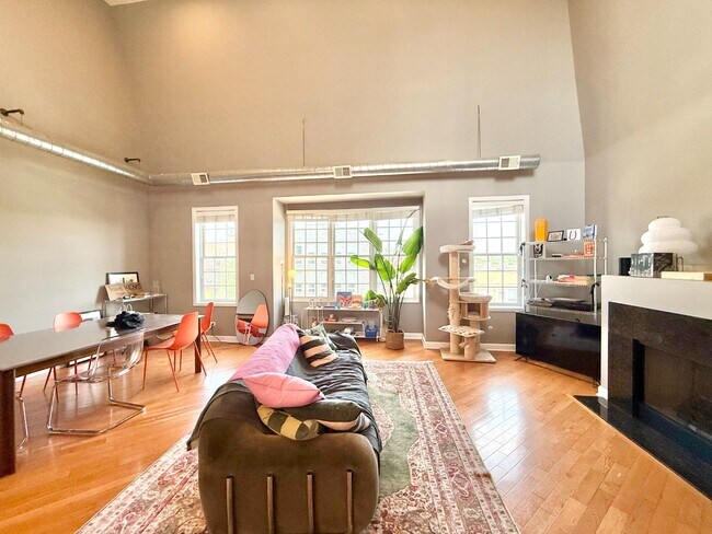 Building Photo - Stunning 2 Bed 2 Bath Plus Lofted Den in the Wicker Park area