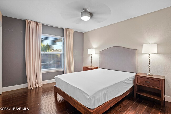 Building Photo - 413 Hollydale Dr