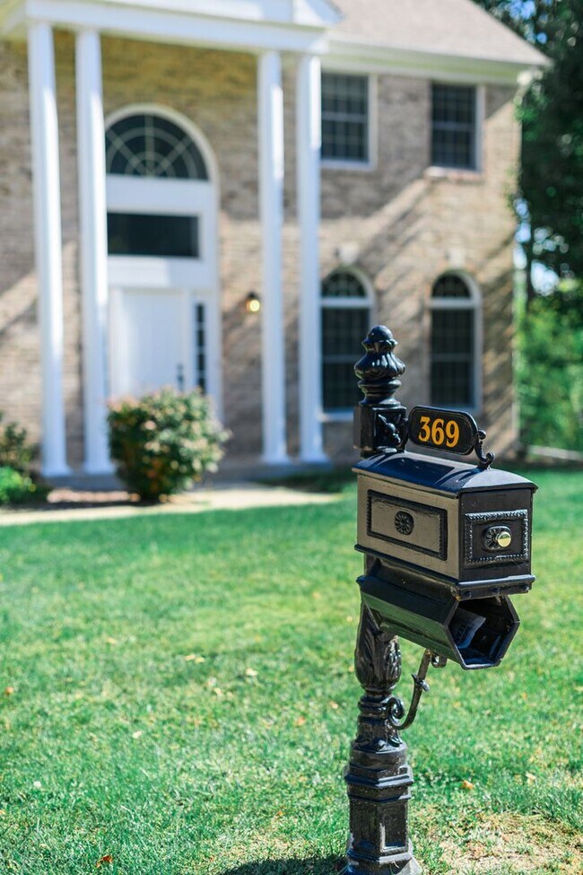 Building Photo - 5 bedroom / 2.5 bathroom Home for Rent in Valparaiso