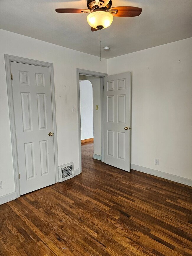 Building Photo - 915 W 28th St