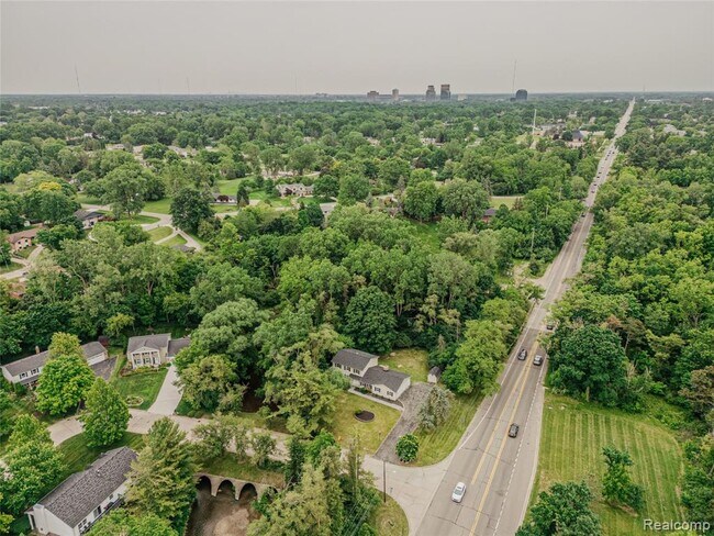 Building Photo - 21993 Riverview Dr