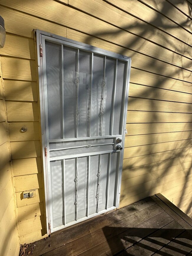 Building Photo - Coming Soon! 1 bedroom 1 bath unit!