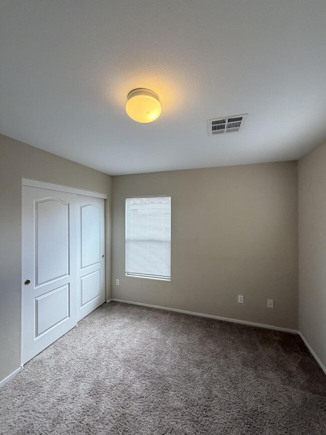 Building Photo - 3 bd 2.5 bath with LOFT