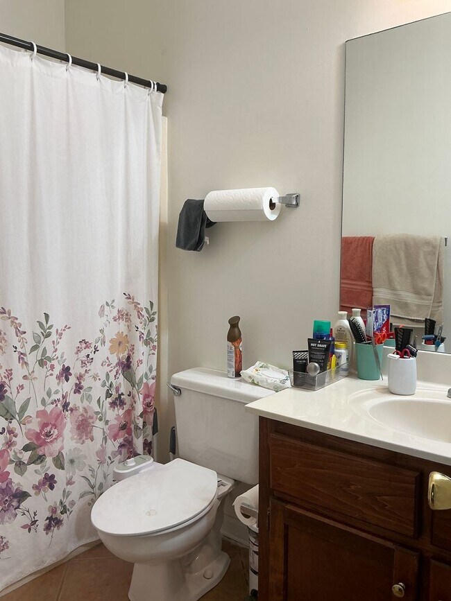 Building Photo - 1 Bedroom/2 .5 Bath Condo located in River...