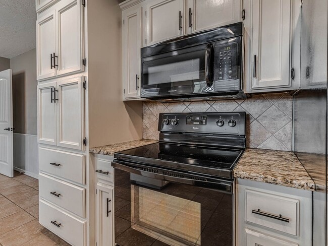 Building Photo - Beautiful 3 bedroom home in the heart of Coweta!