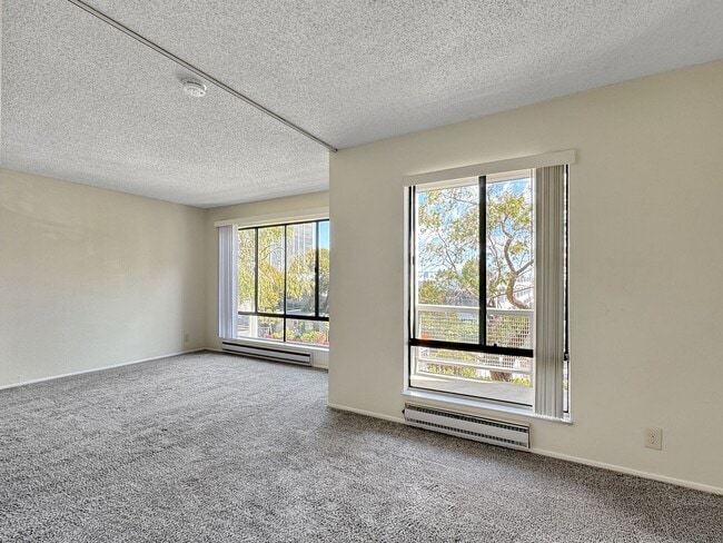 Building Photo - Sunny 3rd floor condo with parking in Wate...