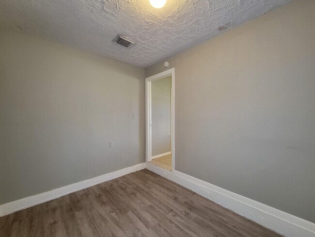 Building Photo - 10117 Dulcimer St