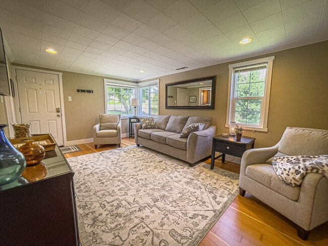 Building Photo - Kelsey's Cottage: Fully Furnished 2 bd/1ba Jacksonville Cottage, Large yard! $300 Utility Fee