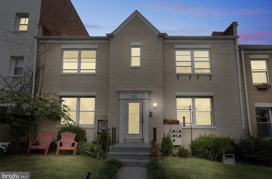 Building Photo - 302 Todd Pl NE