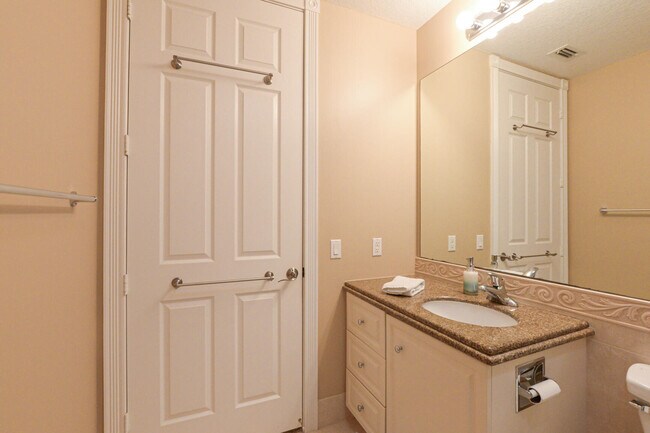Building Photo - 35 Harbour Isle Dr W