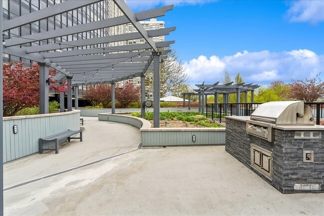 Building Photo - 5415 N Sheridan Rd