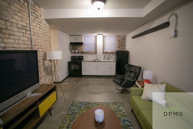 Building Photo - 108 S Hosmer St