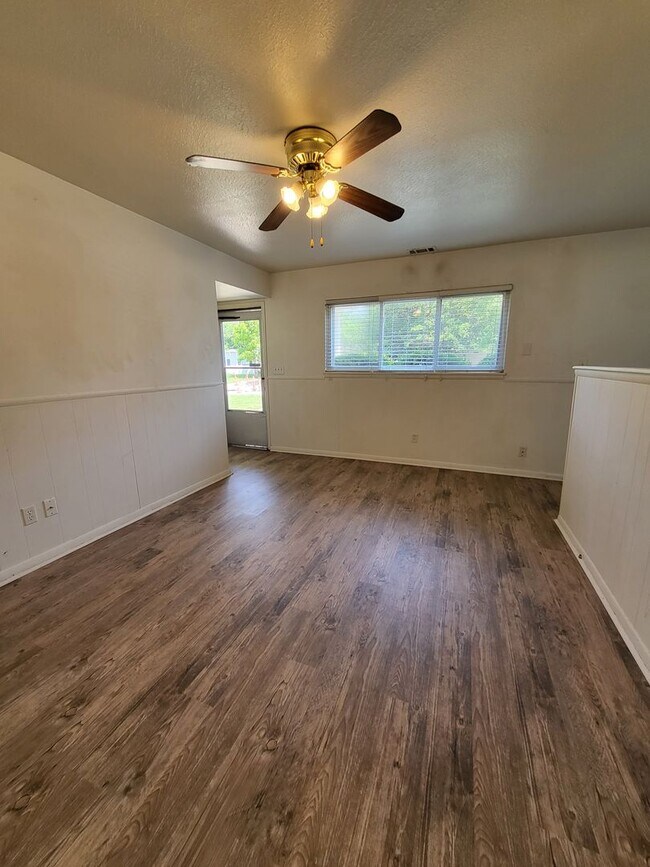 Building Photo - (3) Bed/(1) Bath w/ Carport Available NOW!