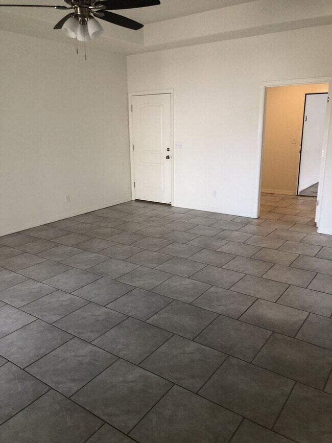 Building Photo - Sparkling clean and move in ready. Call fo...