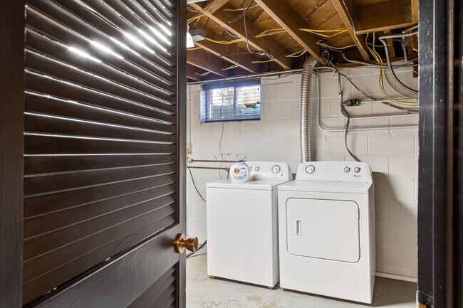 Building Photo - Beautiful Home In Underwood Park Neighborhood