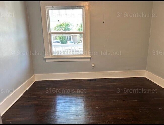 Building Photo - $1,249 - 3 bedroom / 1 bathroom - Single Family Home