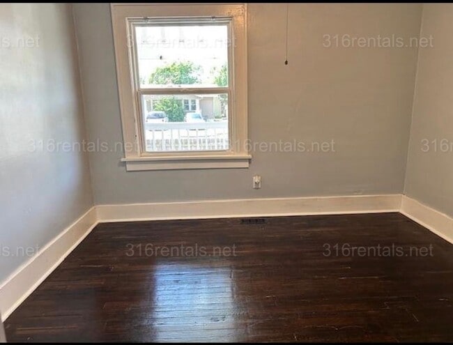 Building Photo - $1,295 - 3 bedroom / 1 bathroom - Single Family Home