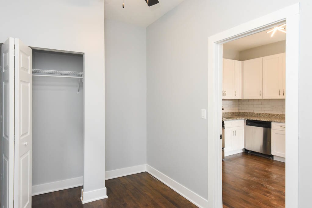 Building Photo - 1922 N Wilmot Ave