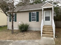 Building Photo - Newly Renovated 2 Bedroom Home!!