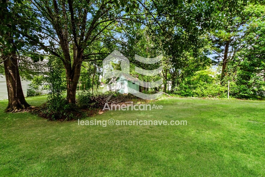 Building Photo - 400 N Sloan St