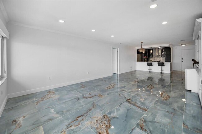 Building Photo - 100 Bluff View Dr