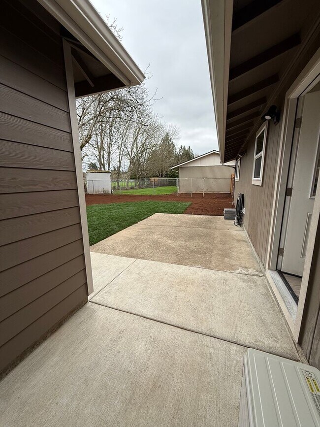 Building Photo - *REDUCED RENT* Beautifully Remodeled 4-Bedroom Home Backing to Park – Desirable Keizer Neighborhood