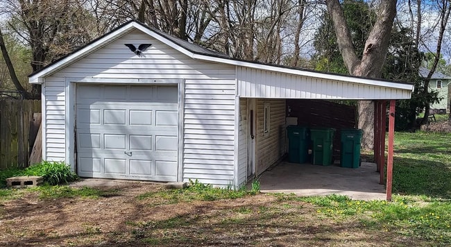 Building Photo - Check this Charming Single-Family Home in Galesburg!