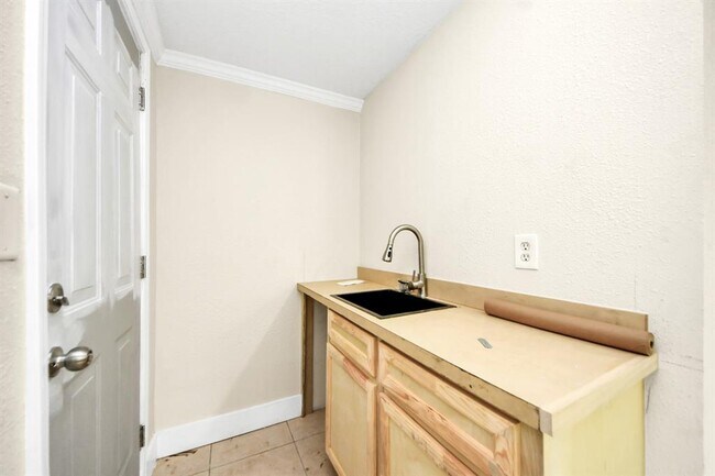 Building Photo - 608 Thomas Ave