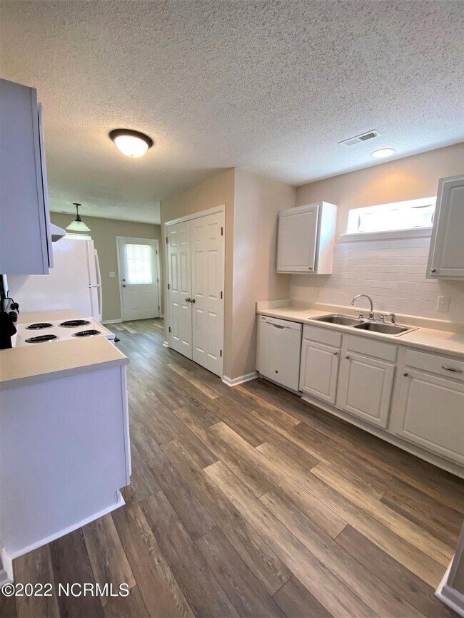 Building Photo - 2119 Hurt Dr