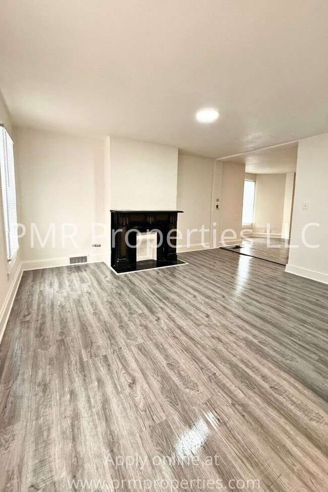 Building Photo - 6 Bedrooms / 3.5 Bathrooms House