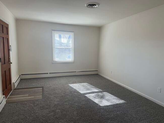 Building Photo - Adorable Duplex with New Flooring! - Lawncare Included!