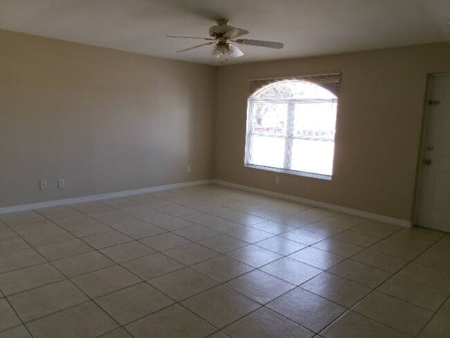 Building Photo - ONE MONTH FREE RENT!! SW Cape 3/2/1 Duplex Avail Now