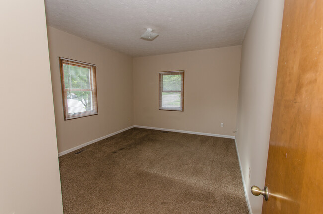 Building Photo - 4 bedroom, 1 bath home: Available August 2...