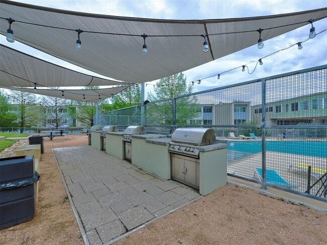 Building Photo - 604 N Bluff Dr