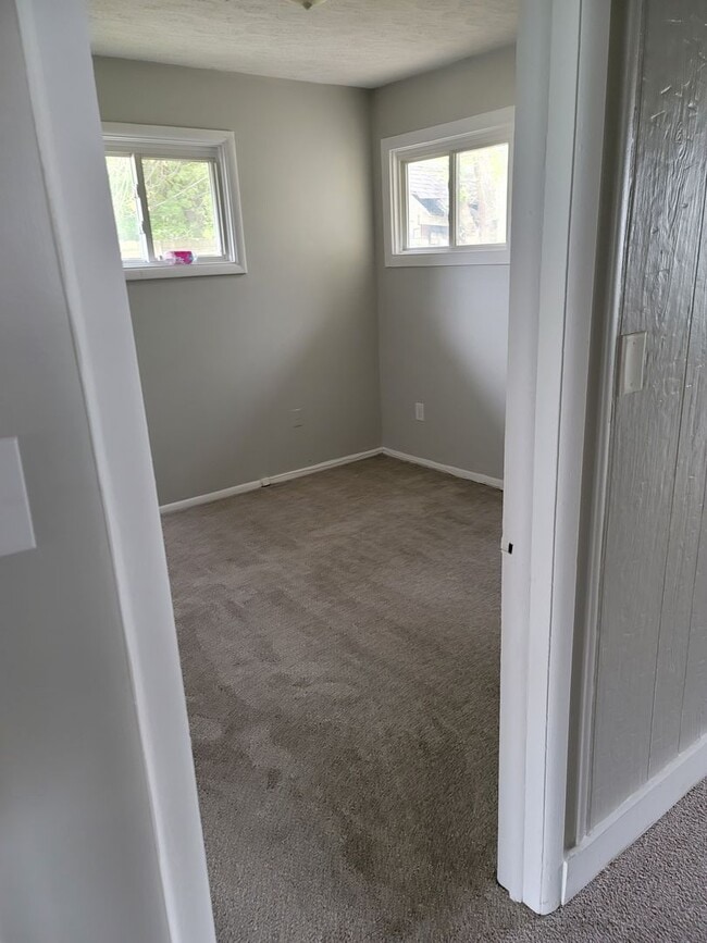 Building Photo - 4 Bedroom 1 Bathroom Single Family Home. C...