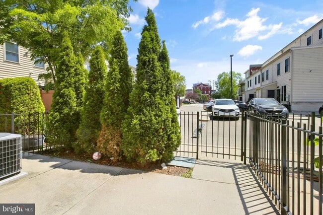 Building Photo - 743 S 13th St