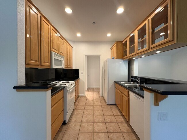 Building Photo - Spacious One Bedroom in Downtown Menlo Park