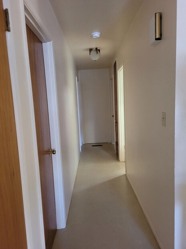 Building Photo - Large 3 Bedroom, 2 Bath Home