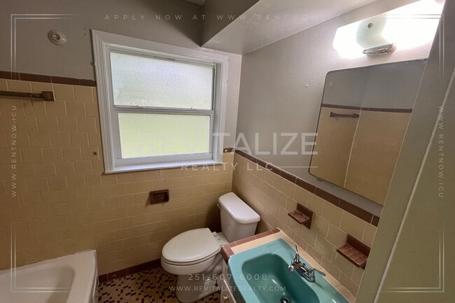 Building Photo - NO DEPOSIT SPECIAL! Newly Updated 3 Bedroo...