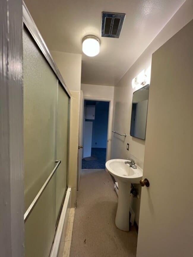 Building Photo - Charming three bedroom/one bath Medford Home | Available Now!