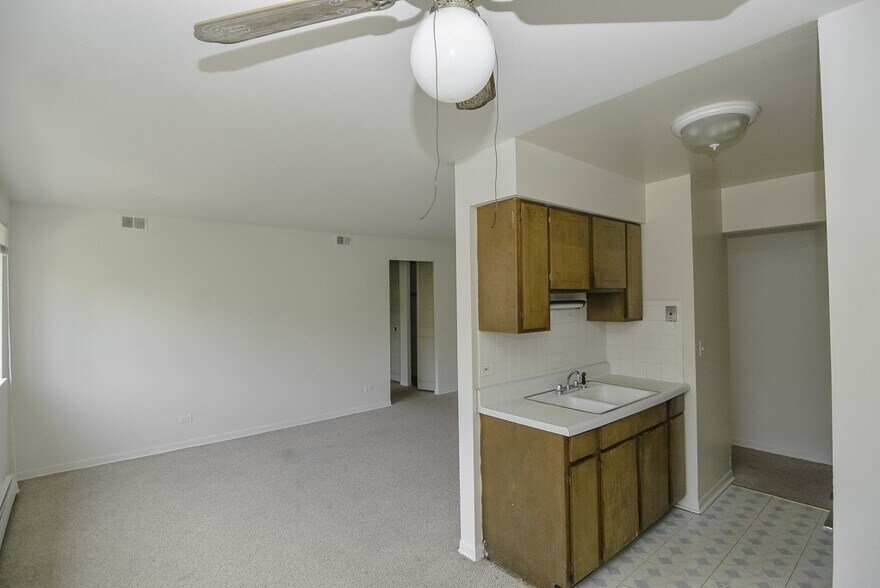 Building Photo - 535 W Aldine Ave
