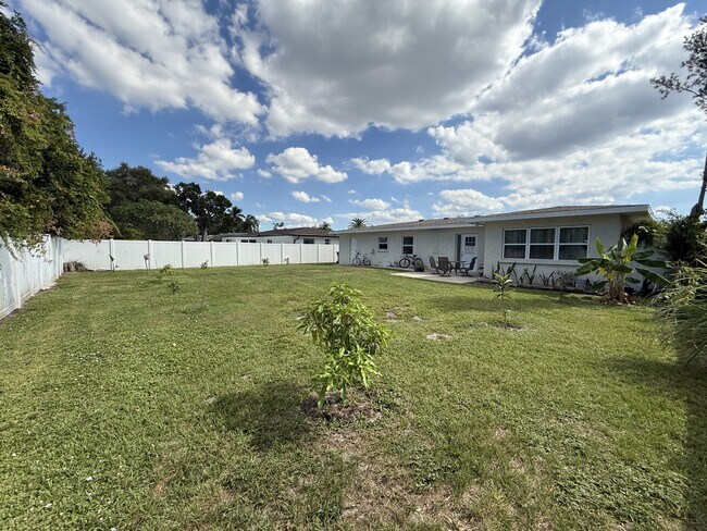 Building Photo - 2309 Tulip St