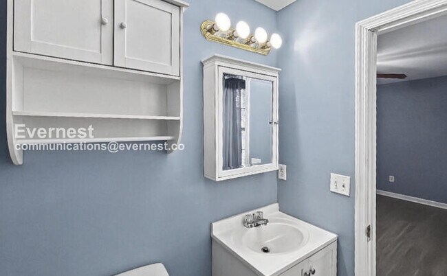 Building Photo - 3 Bed, 2 Bath Home with Garage / Available Now!