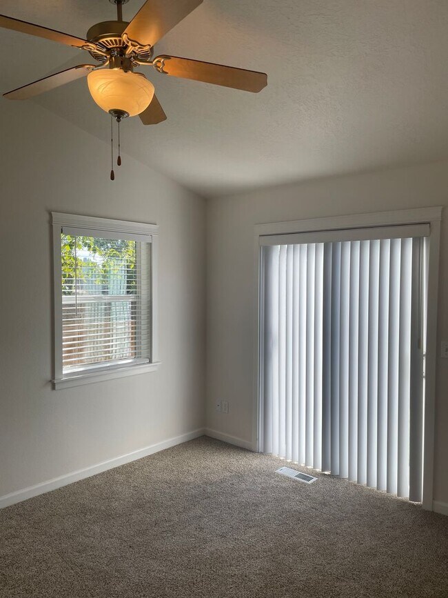 Building Photo - 2 bed 1 bath + Bonus Room Duplex in Northeast Salem!