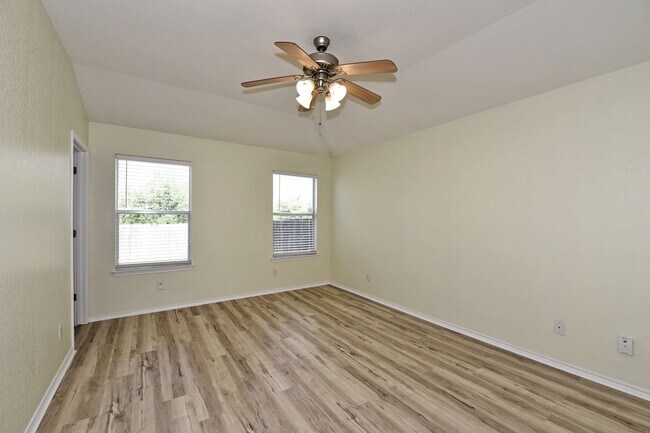 Building Photo - GREAT SINGLE STORY HOME  |  DECK REDONE CL...