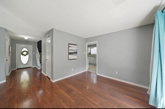 Building Photo - 3210 Pebble Lake Dr