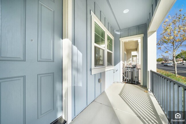 Building Photo - 3909 Portola Cmn