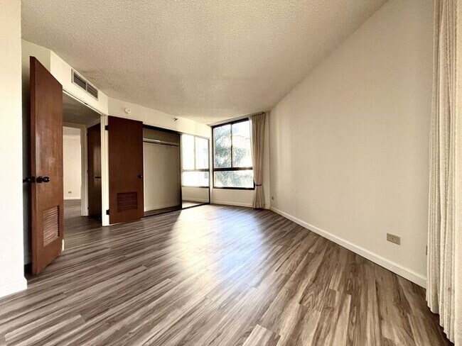 Building Photo - Punchbowl- Continental Plaza: Large 2BR, 2...
