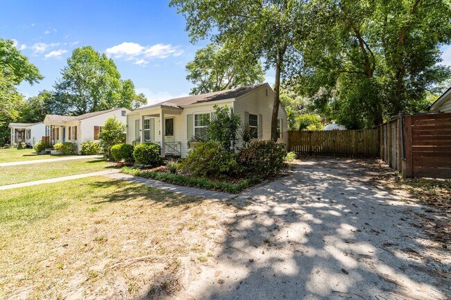 Building Photo - Charming Parkside 2-Bedroom Home Near Daffin Park with Fenced Yard & Patio