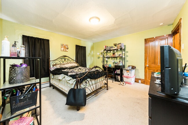Building Photo - AVAILABLE MAY  - 2 Bedroom 1.5 bathroom Ho...